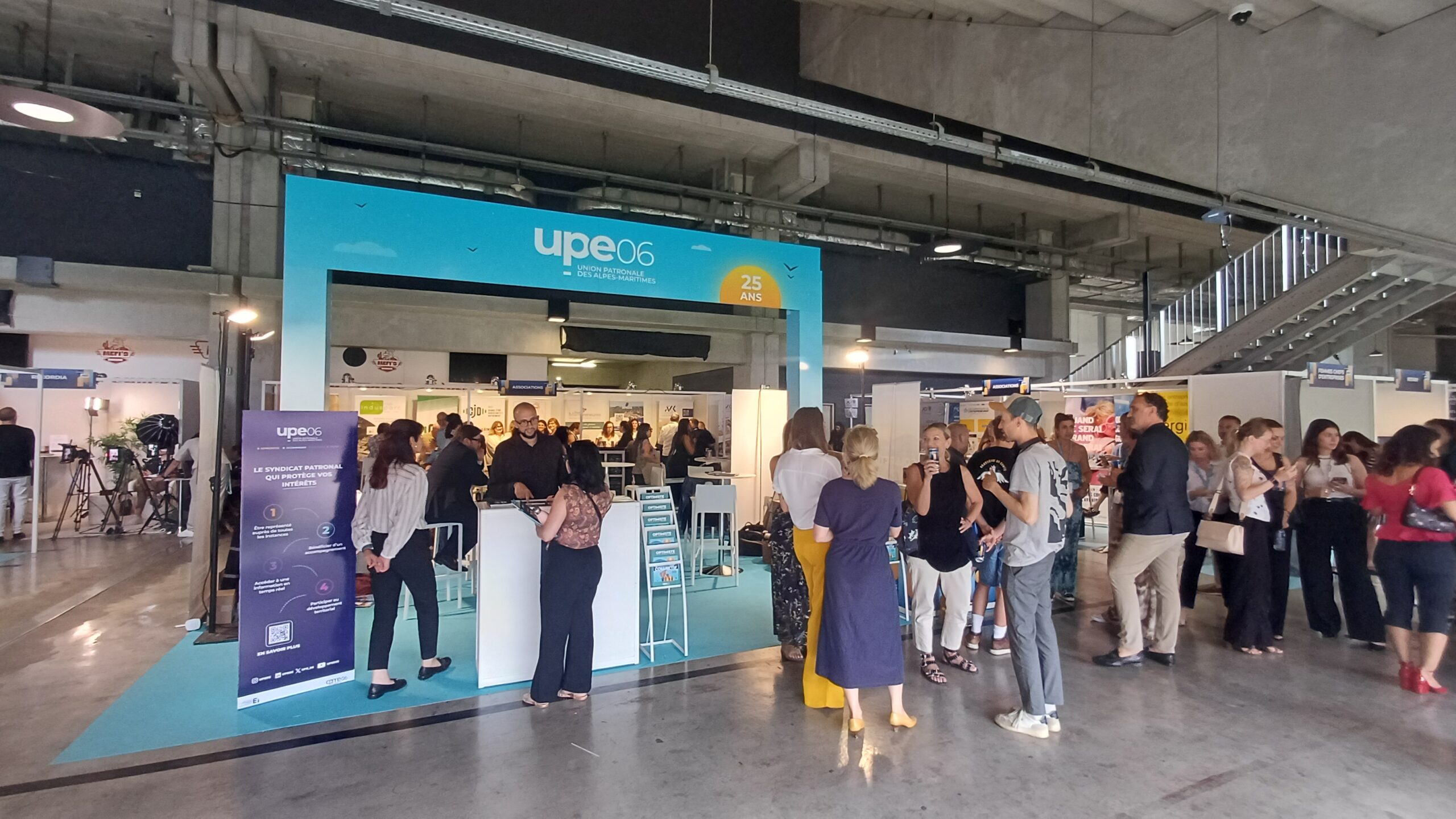 Participants et exposants lors de la 25e édition des entrepreunariales par l'UPE06 à l'Allianz Riviera, événement majeur de l'entrepreneuriat azuréen.