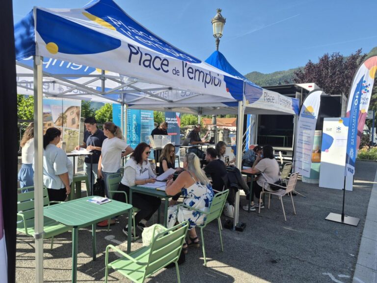 Le Camion de l'emploi de France Travail et ses partenaires, dont ANDREIA, accueillent habitants et demandeurs d'emploi lors d'une étape dans l'arrière-pays des Alpes-Maritimes.