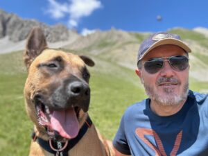 Fabrice Esnault, éducateur comportementaliste canin, aux côtés de son chien Tiago lors d'une randonnée en montagne.